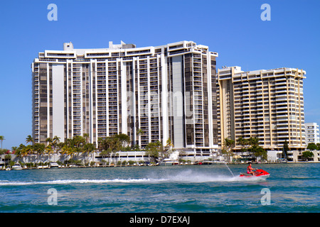 Miami Beach Florida, Biscayne Bay, gratte-ciel gratte-ciel de hauteur gratte-ciel bâtiment immeubles condominium appartements résidentiels logement, horizon de la ville Banque D'Images