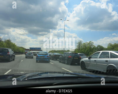 Surrey, UK. 6 mai, 2013. Un brin van près de J12 de la M25 et la M3 désactiver à Surrey mène à la fermeture des deux voies en dehors de la M25, ce qui porte à la circulation de la banque près de l'arrêt. Crédit : Sarah Tubb/Alamy Live News Banque D'Images