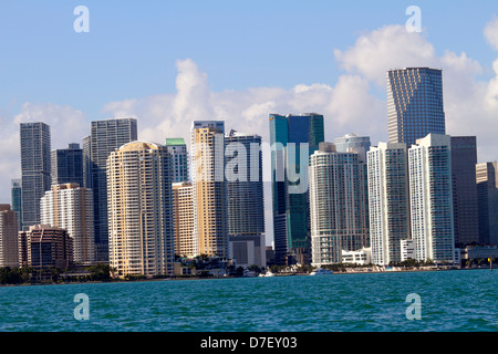 Miami Florida,Biscayne Bay eau,ville,horizon,centre-ville,gratte-ciel,bâtiments,horizon ville paysage urbain,front de mer,Centre financier sud-est,centre,haut Banque D'Images