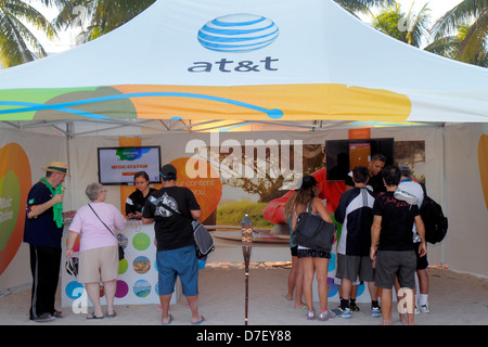 Miami Beach Florida, Lummus Park, Orange Bowl, festival, AT&T, sponsor d'entreprise, tente, spécial, ligne, file d'attente, les visiteurs voyage visite touristique réseau local Banque D'Images