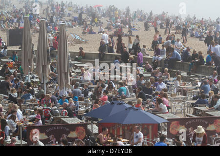 Brighton, UK. 6 mai, 2013. Les plages sont couvertes de brouillard de mer devant une foule d'amateurs de plage et les excursionnistes viennent à la mer pour profiter du soleil sur les vacances de banque. Credit : Amer Ghazzal/Alamy Live News Banque D'Images