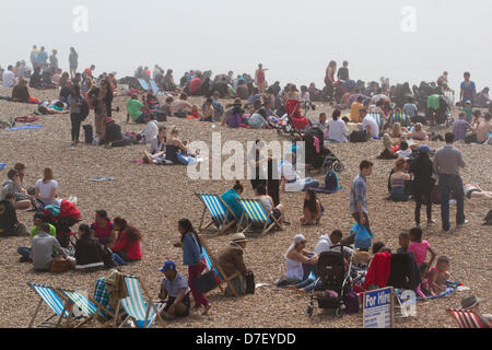 Brighton, UK. 6 mai, 2013. Les plages sont couvertes de brouillard de mer devant une foule d'amateurs de plage et les excursionnistes viennent à la mer pour profiter du soleil sur les vacances de banque. Credit : Amer Ghazzal/Alamy Live News Banque D'Images