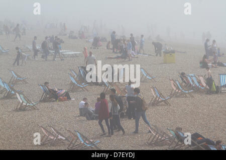 Brighton, UK. 6 mai, 2013. Les plages sont couvertes de brouillard de mer devant une foule d'amateurs de plage et les excursionnistes viennent à la mer pour profiter du soleil sur les vacances de banque. Credit : Amer Ghazzal/Alamy Live News Banque D'Images