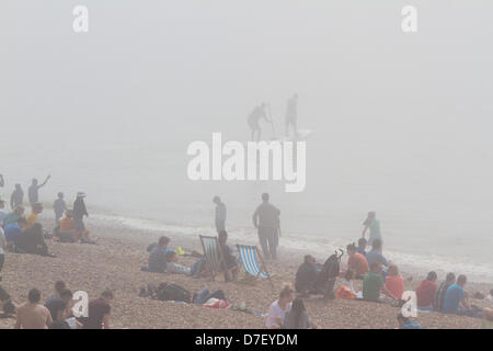 Brighton, UK. 6 mai, 2013. Les plages sont couvertes de brouillard de mer devant une foule d'amateurs de plage et les excursionnistes viennent à la mer pour profiter du soleil sur les vacances de banque. Credit : Amer Ghazzal/Alamy Live News Banque D'Images