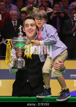 Sheffield, Royaume-Uni. 6 mai, 2013. Ronnie O'Sullivan en action contre Barry Hawkins durant la Finale du Championnat du monde de snooker du théâtre Crucible. Crédit ; Action Plus de Sports/Alamy Live News Banque D'Images