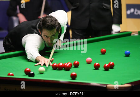 Sheffield, Royaume-Uni. 6 mai, 2013. Ronnie O'Sullivan en action contre Barry Hawkins durant la Finale du Championnat du monde de snooker du théâtre Crucible. Crédit ; Action Plus de Sports/Alamy Live News Banque D'Images