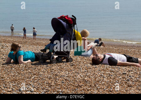 6e mai 2013. Brighton, UK. Les amateurs de plage sur la plage de Brighton à Sussex profiter du soleil sur les vacances de banque que les températures ont grimpé en Grande-Bretagne Banque D'Images