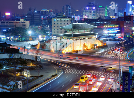 Porte Dongdaemun et la ville de Séoul, Corée du Sud. Banque D'Images