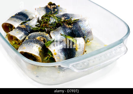 Roulade de poisson italien appelé 'sarde un beccafico' sur fond blanc Banque D'Images