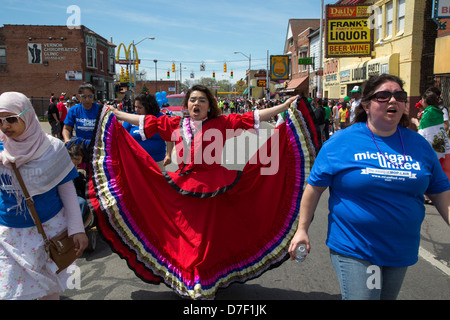 Le défilé annuel de Cinco de Mayo dans le quartier de Mexico-sud-ouest de Detroit. Banque D'Images