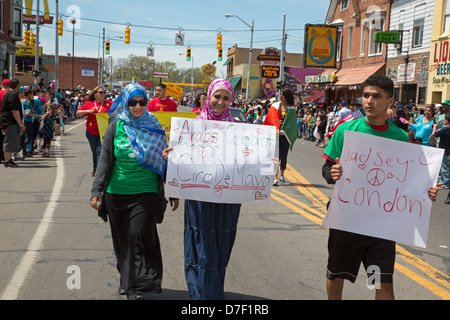 Le défilé annuel de Cinco de Mayo dans le quartier de Mexico-sud-ouest de Detroit. Banque D'Images