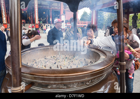 Brûleur d'encens bâtons pour brûler devant le temple d'un sanctuaire principal Senso-ji Kannondo, Asakusa, Tokyo, Japon Banque D'Images