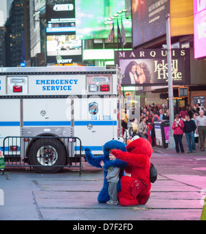 Des personnages costumés swarm Times Square à New York Banque D'Images