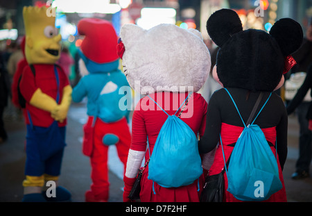 Des personnages costumés swarm Times Square à New York Banque D'Images