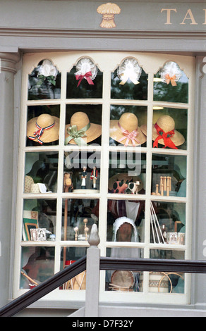 Fenêtre avec mesdames chapeau Colonial Williamsburg, Virginie mesdames chapeaux, chapeaux, Williamsburg Banque D'Images