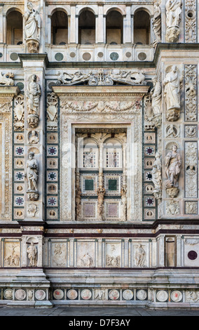 Façade de l'église décorations, monastère Certosa di Pavia, Italie Banque D'Images