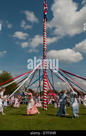 Peut Pole Dancing, Ickwell, Bedfordshire, Angleterre,mai 2013. Les enfants danser autour du mât sur la place du village à Ickwell. Banque D'Images