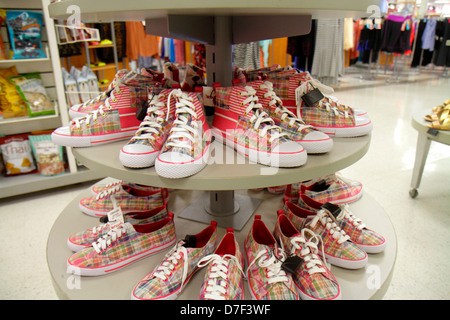 Miami Florida,TJ Maxx,rabais,grand magasin,femme,chaussures,Sneakers,vente de vitrine,luxe,shopping shopper shoppers magasin marché mar Banque D'Images