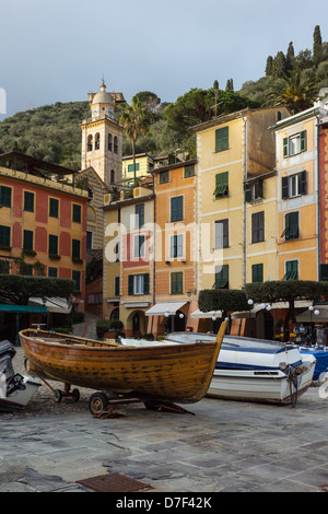 Vue sur le pittoresque port de Portofino, un village de pêcheurs et touristiques haut de gamme Banque D'Images