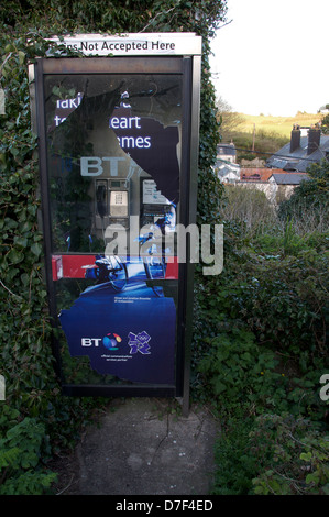 Ce milieu rural KX100 BT phone kiosk est devenu négligés et envahis par les ronces, en raison de la croissance de l'utilisation du téléphone mobile. Angleterre, Royaume-Uni. Banque D'Images