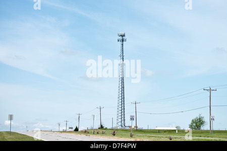 Une tour de téléphonie cellulaire dans les régions rurales de l'Oklahoma, USA. Banque D'Images