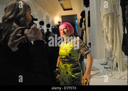 New York, USA. 6e mai 2013. À l'ouverture de l'exposition "Punk : Chaos à couture' le 6 mai au Metropolitan Museum of Art de New York, designer anglais Zandra Rhodes se tenait en face d'une robe de mariage qu'elle avait conçu en 1977. (Photo : Terese Loeb Kreuzer/Alamy Live News) Banque D'Images