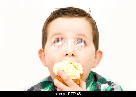 Petit garçon de manger un gâteau Banque D'Images