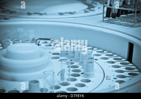 Chromatographe en phase gazeuse avec bouteilles d'échantillons de verre Banque D'Images