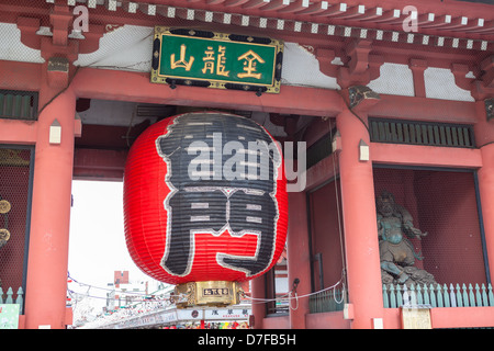 Grande lanterne en papier rouge sur Kaminarimon gate de Senso-ji temple Asacusa, Tokyo, Japon Banque D'Images