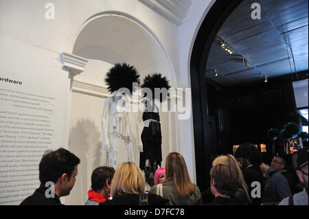 New York, USA. 6e mai 2013. À l'ouverture de l'exposition "Punk : Chaos à couture' le 6 mai au Metropolitan Museum of Art de New York, designer anglais Zandra Rhodes a donné des entrevues en face de robes qu'elle a conçu en 1977. (Photo : Terese Loeb Kreuzer/Alamy Live News) Banque D'Images