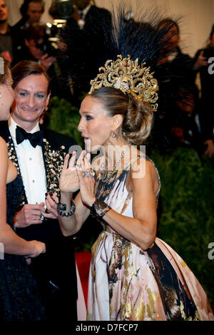 New York, USA. 6e mai 2013. US L'actrice Sarah Jessica Parker arrive au Costume Institute gala pour le 'Punk : Chaos à couture' exposition au Metropolitan Museum of Art de New York City, USA, le 06 mai 2013. Photo : Louis Garcia/dpa/Alamy Live News Banque D'Images