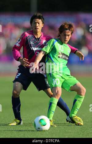 (L à R) Takahiro Ogihara (Cerezo), Daisuke Kikuchi (Bellmare), 3 mai 2013 - Football : 2013 J.LEAGUE Division 1, 9ème match Shonan Bellmare Sec entre 0-3 Cerezo Osaka à Shonan Hiratsuka Stade BMW, Kanagawa, Japon. (Photo de Daiju Kitamura/AFLO SPORT) Banque D'Images