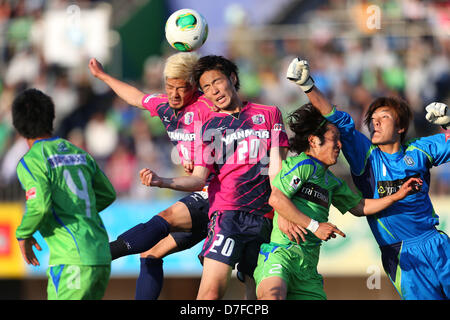 (L à R) Hotaru Yamaguchi (Cerezo), Takahiro Ogihara (Cerezo), Shoma Kamata (Bellmare), Abe (Nobuyuki Bellmare), 3 mai 2013 - Football : 2013 J.LEAGUE Division 1, 9ème match Shonan Bellmare Sec entre 0-3 Cerezo Osaka à Shonan Hiratsuka Stade BMW, Kanagawa, Japon. (Photo de Daiju Kitamura/AFLO SPORT) Banque D'Images