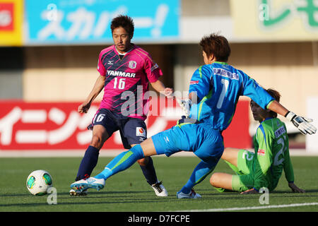 (L à R) Takuma Edamura (Cerezo), Abe (Nobuyuki Bellmare), 3 mai 2013 - Football : 2013 J.LEAGUE Division 1, 9ème match Shonan Bellmare Sec entre 0-3 Cerezo Osaka à Shonan Hiratsuka Stade BMW, Kanagawa, Japon. (Photo de Daiju Kitamura/AFLO SPORT) Banque D'Images