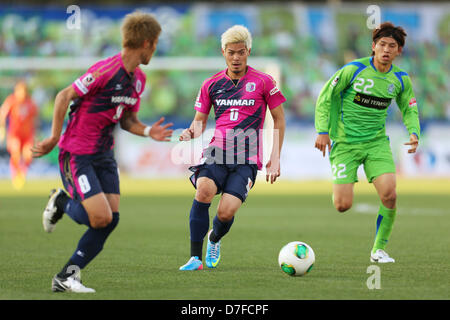 (L à R) Yoichiro Kakitani (Cerezo), Hotaru Yamaguchi (Cerezo), Kazunari Ono (Bellmare), 3 mai 2013 - Football : 2013 J.LEAGUE Division 1, 9ème match Shonan Bellmare Sec entre 0-3 Cerezo Osaka à Shonan Hiratsuka Stade BMW, Kanagawa, Japon. (Photo de Daiju Kitamura/AFLO SPORT) Banque D'Images