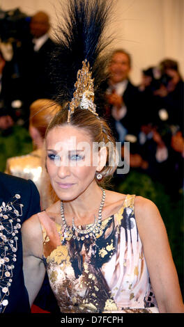 New York, USA. 6e mai 2013. US L'actrice Sarah Jessica Parker arrive au Costume Institute gala pour le 'Punk : Chaos à couture' exposition au Metropolitan Museum of Art de New York City, USA, le 06 mai 2013. Photo : Louis Garcia/dpa/Alamy Live News Banque D'Images