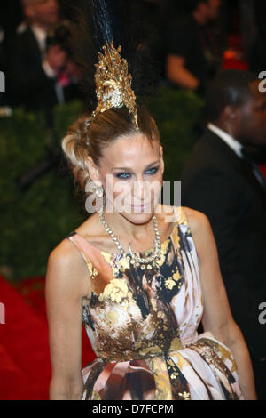 New York, USA. 6e mai 2013. US L'actrice Sarah Jessica Parker arrive au Costume Institute gala pour le 'Punk : Chaos à couture' exposition au Metropolitan Museum of Art de New York City, USA, le 06 mai 2013. Photo : Louis Garcia/dpa/Alamy Live News Banque D'Images