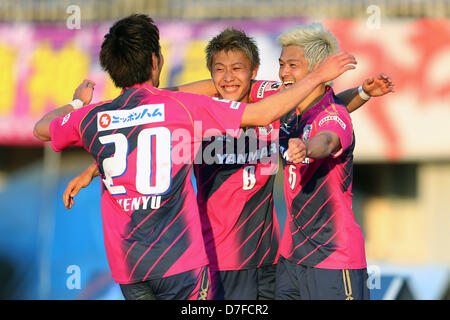 (L à R) Kenyu Sugimoto, Yoichiro Kakitani, Hotaru Yamaguchi (Cerezo), 3 mai 2013 - Football : 2013 J.LEAGUE Division 1, 9ème match Shonan Bellmare Sec entre 0-3 Cerezo Osaka à Shonan Hiratsuka Stade BMW, Kanagawa, Japon. (Photo de Daiju Kitamura/AFLO SPORT) Banque D'Images