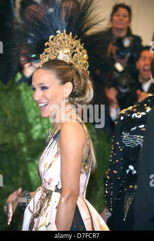 New York, USA. 6e mai 2013. US L'actrice Sarah Jessica Parker arrive au Costume Institute gala pour le 'Punk : Chaos à couture' exposition au Metropolitan Museum of Art de New York City, USA, le 06 mai 2013. Photo : Louis Garcia/dpa/Alamy Live News Banque D'Images