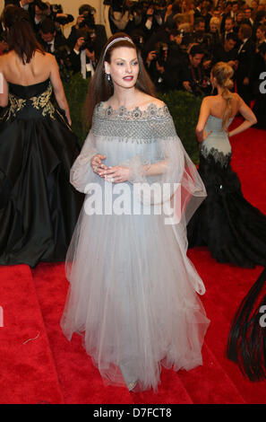 New York, USA. 6e mai 2013. Linda Evangelista modèle arrive au Costume Institute gala pour le 'Punk : Chaos à couture' exposition au Metropolitan Museum of Art de New York City, USA, le 06 mai 2013. Photo : Luis Garcia/dpa/Alamy Live News Banque D'Images