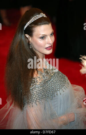 New York, USA. 6e mai 2013. Linda Evangelista modèle arrive au Costume Institute gala pour le 'Punk : Chaos à couture' exposition au Metropolitan Museum of Art de New York City, USA, le 06 mai 2013. Photo : Luis Garcia/dpa/Alamy Live News Banque D'Images