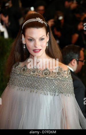 New York, USA. 6e mai 2013. Linda Evangelista modèle arrive au Costume Institute gala pour le 'Punk : Chaos à couture' exposition au Metropolitan Museum of Art de New York City, USA, le 06 mai 2013. Photo : Luis Garcia/dpa/Alamy Live News Banque D'Images