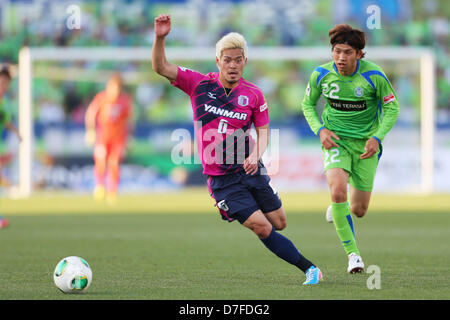 (L à R) Hotaru Yamaguchi (Cerezo), Kazunari Ono (Bellmare), 3 mai 2013 - Football : 2013 J.LEAGUE Division 1, 9ème match Shonan Bellmare Sec entre 0-3 Cerezo Osaka à Shonan Hiratsuka Stade BMW, Kanagawa, Japon. (Photo de Daiju Kitamura/AFLO SPORT) Banque D'Images