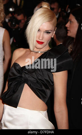 New York, USA. 6e mai 2013. La chanteuse GWEN STEFANI s'occupe le Costume Institute gala bénéfice célébrant l'ouverture "PUNK : Chaos à couture' eu lieu au Metropolitan Museum of Art (Credit : Crédit : Image/ZUMAPRESS.com/Alamy Kaszerman Nancy Live News) Banque D'Images