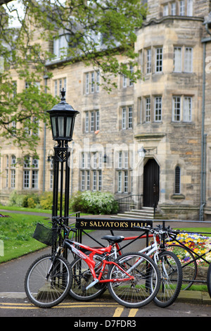 Bicyclettes à l'extérieur de St Salvator's salles, l'une des résidences des étudiants de l'université de St Andrews en Écosse Fife Banque D'Images