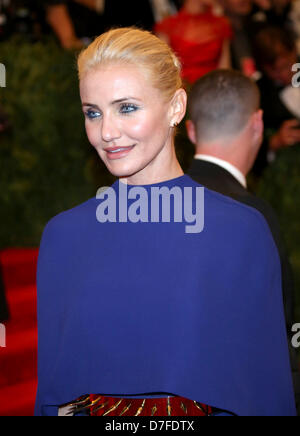 New York, USA. 6e mai 2013. L'actrice Cameron Diaz arrive au Costume Institute gala pour le 'Punk : Chaos à couture' exposition au Metropolitan Museum of Art de New York City, USA, le 06 mai 2013. Photo : Luis Garcia/dpa/Alamy Live News Banque D'Images