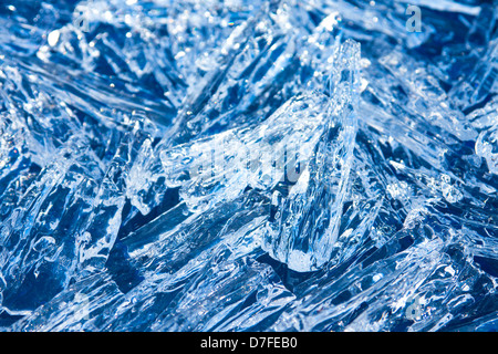 Des cristaux de glace (pièces) texture bleu étincelant close up, hiver noël arrière-plan horizontal. Banque D'Images