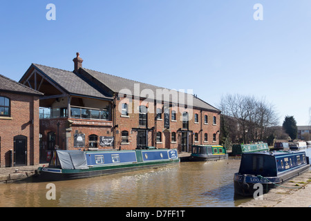 Burscough étroits bateaux amarrés à quai sur le canal de Leeds à Liverpool dans le Lancashire. Banque D'Images