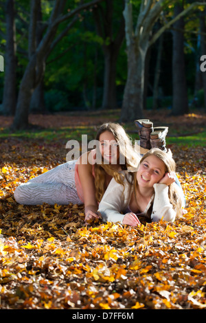 Deux jeunes adolescentes bénéficiant d'une belle journée d'automne dans le parc Banque D'Images