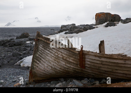 Un vieux dory sur Half Moon Island, l'Antarctique. Banque D'Images